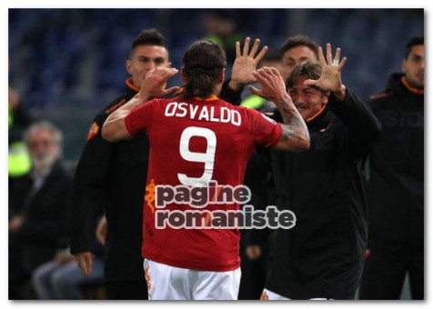 Daniel Osvaldo esulta con la panchina