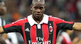 Mario Balotelli con la maglia del Milan