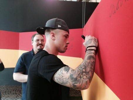 Nainggolan_mostra_RomaTiAmo