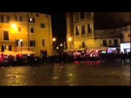 Video thumbnail for youtube video Roma-Feyenoord. Tifosi olandesi ubriachi, assedio a Campo de' Fiori "il quartiere è in ostaggio". Cariche e arresti da parte della polizia - FOTO, VIDEO | Pagine Romaniste