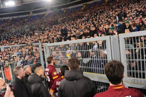 contestazione-curvasud-roma-fiorentina-derossi-florenzi-astori-paredes