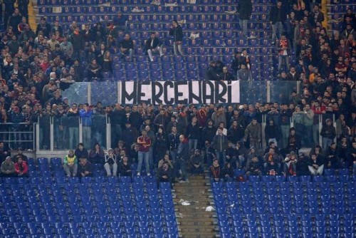 contestazione-curvasud-roma-fiorentina-mercenari-striscione