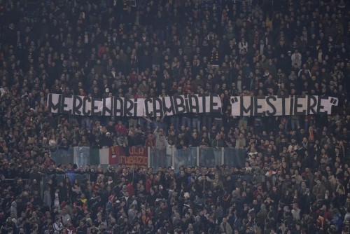 contestazione-curvasud-roma-fiorentina-mercenari-striscione