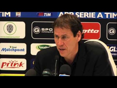 Video thumbnail for youtube video VIDEO - Garcia: "I ragazzi hanno mostrato di essere tutti uniti, di avere carattere. Un bel segnale il gol di De Rossi" | Pagine Romaniste