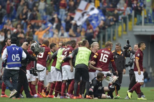 1roma-napoli-esultanza-squadra-desanctis9