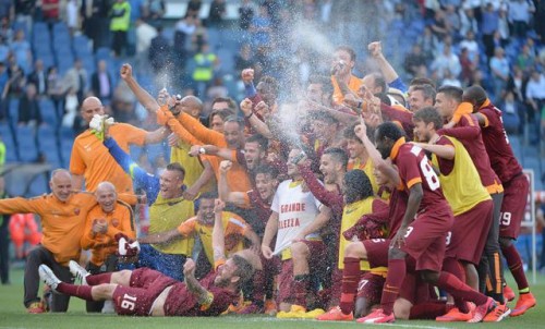 lazio-roma-esultanza-squadra-00.