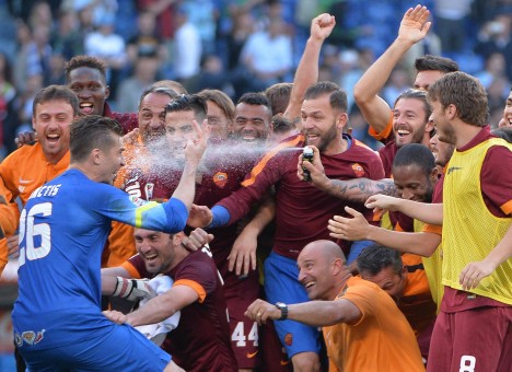 lazio-roma-esultanza-squadra-desanctis