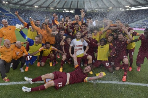 lazio-roma-esultanza-squadra-totti-derossi