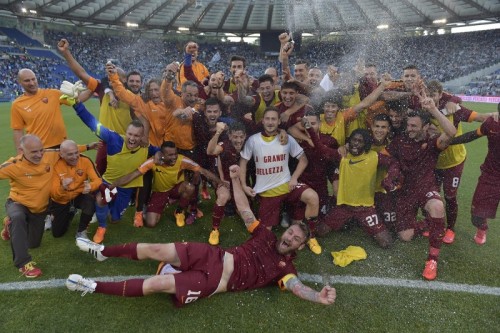 lazio-roma-esultanza-squadra000