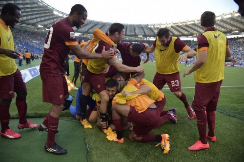 lazio-roma-iturbe-gol-esultanza-squadra