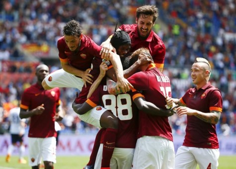 roma-genoa-doumbia-gol-esultanza-squadra