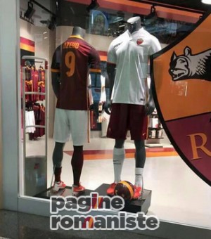 Dzeko_maglia_Roma_Store_9