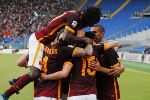 roma-carpi-pjanic nainggolan gervinho gol esultanza squadra