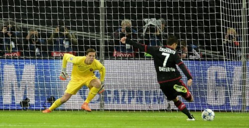 bayer-roma-chicharito hernandez rigore