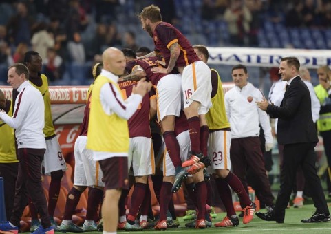 roma-empoli-gol pjanic esultanza squadra derossi