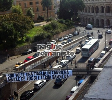 striscione_Colosseo_De_Rossi