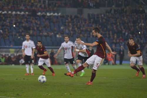 roma-bayer-pjanic rigore