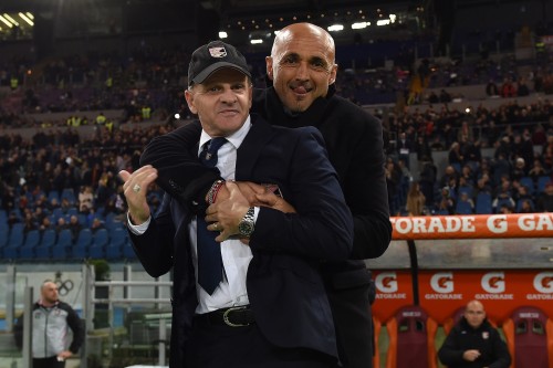 ROME, ITALY - FEBRUARY 21: Luciano Spalletti (R), head coach of Roma, hugs Giuseppe Iachini, head coach of Palermo, during the Serie A match between AS Roma and US Citta di Palermo at Stadio Olimpico on February 21, 2016 in Rome, Italy. (Photo by Tullio M. Puglia/Getty Images)