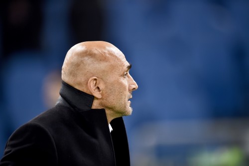 Roma coach Luciano Spalletti looks at the field during the italian Serie A football match Roma vs Palermo at the Olympic Stadium in Rome on February 21, 2016. / AFP / FILIPPO MONTEFORTE (Photo credit should read FILIPPO MONTEFORTE/AFP/Getty Images)