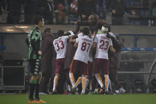sassuolo-roma-el shaarawy gol esultanza squadra emerson zukanovic gyomber maicon