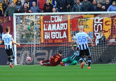 udinese__roma-dzeko-tiro-gol-tifosi