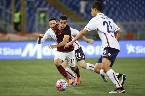 Roma's Iago Falque, center, tries to dribbles past Bologna's Luca Rizzo, left, and Bologna's ?Adam Masina during their Serie A soccer match between Roma and Bologna, in Rome's Olympic stadium, Monday, April 11, 2016. (AP Photo/Gregorio Borgia)