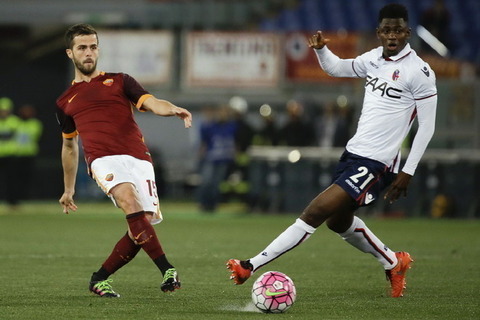 Roma's Miralem Pjanic, left, and Bologna's ?Amadou Diawara vie for the ball during their Serie A soccer match between Roma and Bologna, in Rome's Olympic stadium, Monday, April 11, 2016. (AP Photo/Gregorio Borgia)