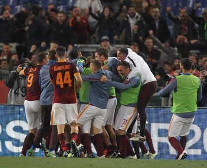 roma-torino-totti gol esultanza squadra