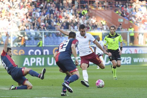 1genoa-roma-strootman1