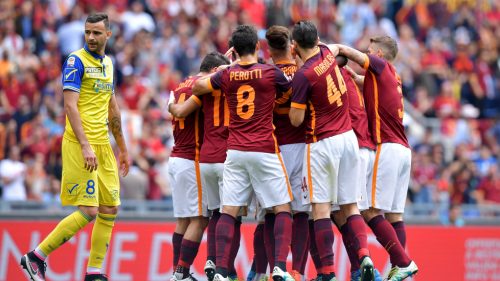 roma-chievo_nainggolan gol esultanza squadra