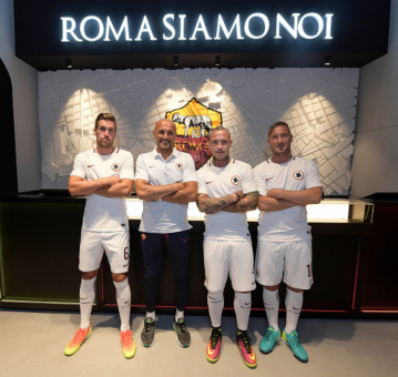 maglia-bianca-roma-store-totti nainggolan strootman juan jesus-21spalletti