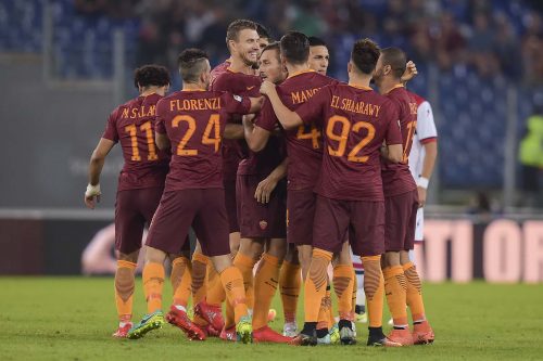 2-roma-crotone-dzeko-totti-paredes-fazio-el-shaarawy-manolas-bruno-peres-florenzi-salah-gol-esultanza-squadra