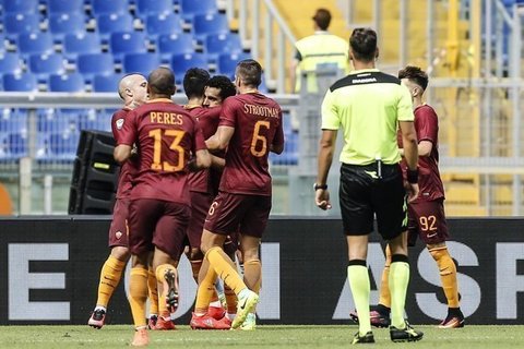 roma-sampdoria-salah-gol-esultanza-strootman-bruno-peres-nainggolan-perotti-el-shaarawy-squadra