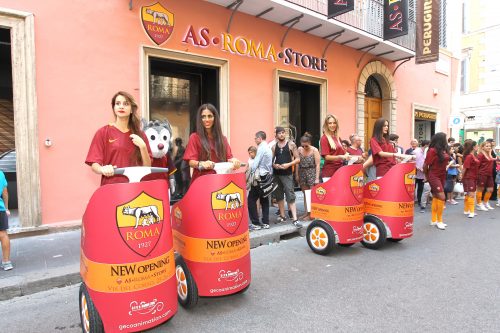 Anche I Roma Store Chiudono Per La Crisi Pagine Romaniste [ 333 x 500 Pixel ]