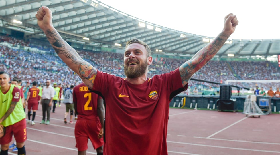 ветераны возле вечного огня. ветеран ромы. кристиан пануччи прозвище. ветеран ромы. ветеран ромы.