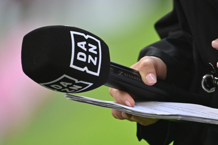 Randmotiv,Featrure-DAZN Mikrofon,Close Up. Fussball 1. Bundesliga Saison 2021/2022, 2.Spieltag, Spieltag02 FC Bayern Mue