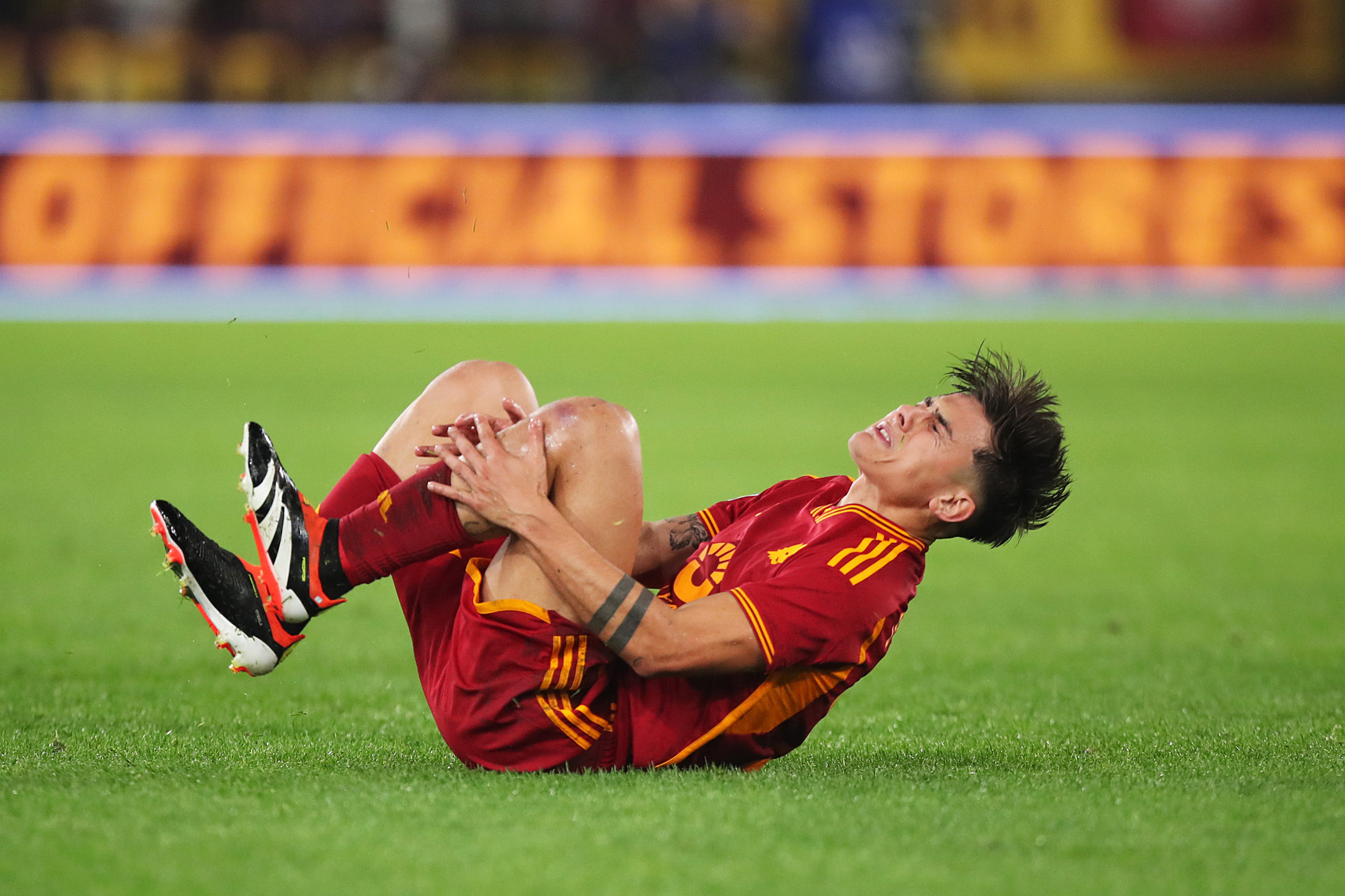 Lazio-Roma, fastidio alla coscia sinistra per Dybala. L’argentino è costretto a lasciare il campo dopo 45′