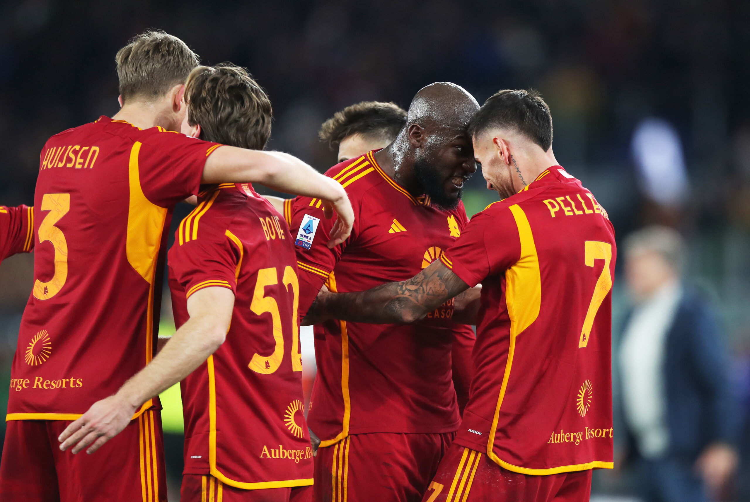 Roma-Sassuolo, le probabili formazioni dei quotidiani: Dybala out, ballottaggio Aouar-Baldanzi. C’è Lukaku