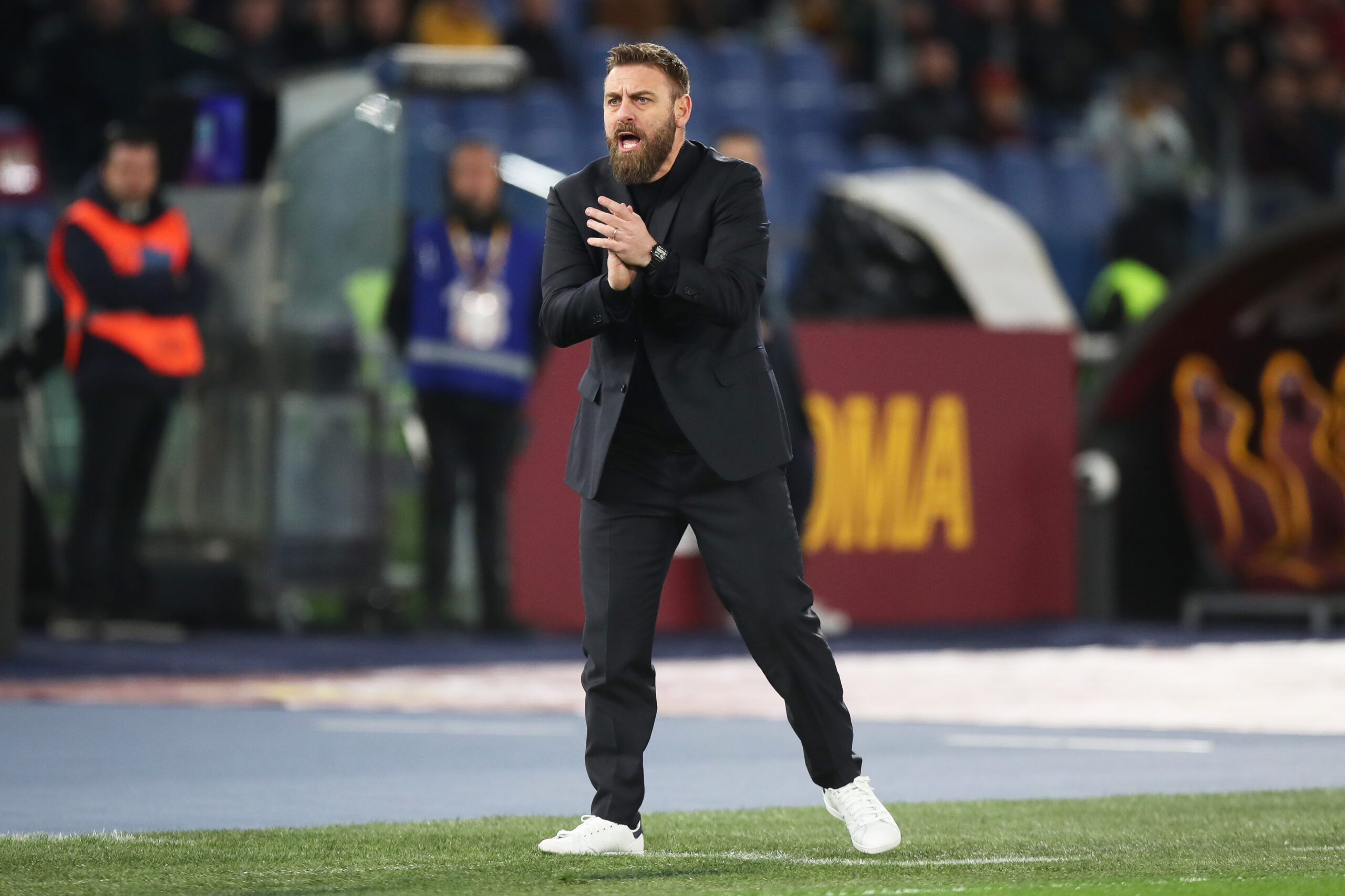 La passione per Mourinho, l’affetto per De Rossi: ora Roma è divisa tra i due leader