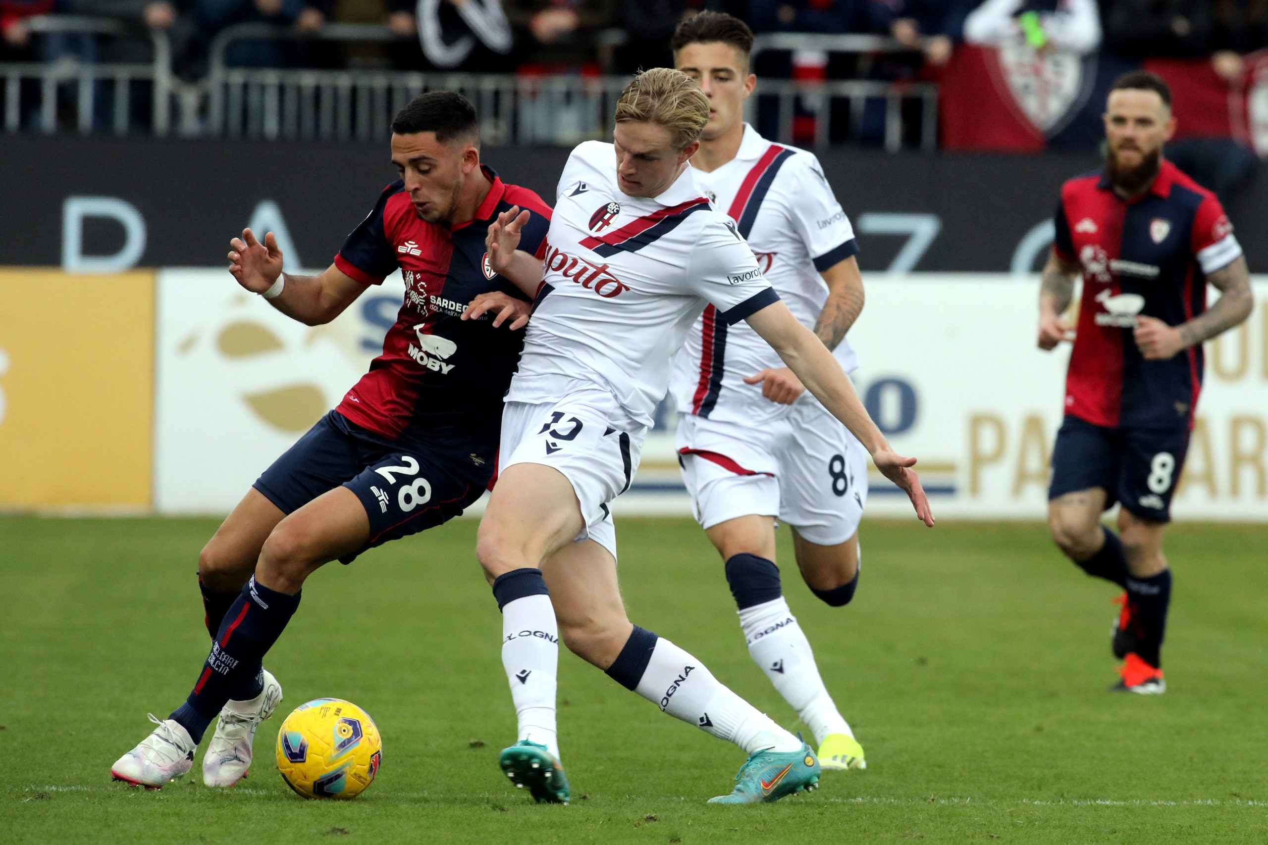 Serie A, Cagliari-Bologna 2-1. Rimonta dei padroni di casa grazie a Petagna e ad un autogol di Calafiori