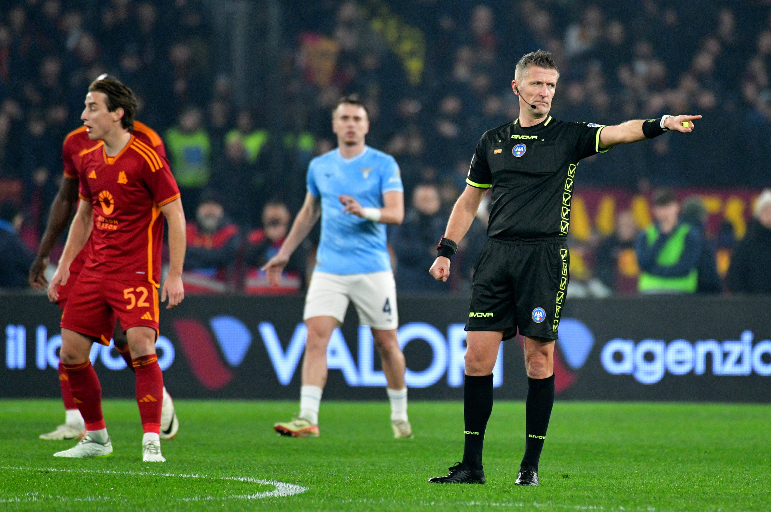 Nervi, 4 espulsi e la bottiglietta su Bove. Orsato a Mancini: “Io con te non parlo”