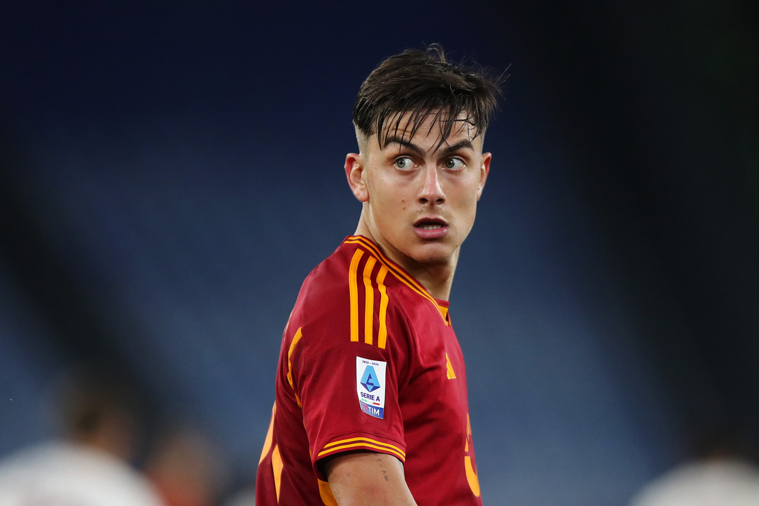 Roma, giallorossi in partenza da Fiumicino. C’è Dybala: selfie e autografi con i tifosi – VIDEO