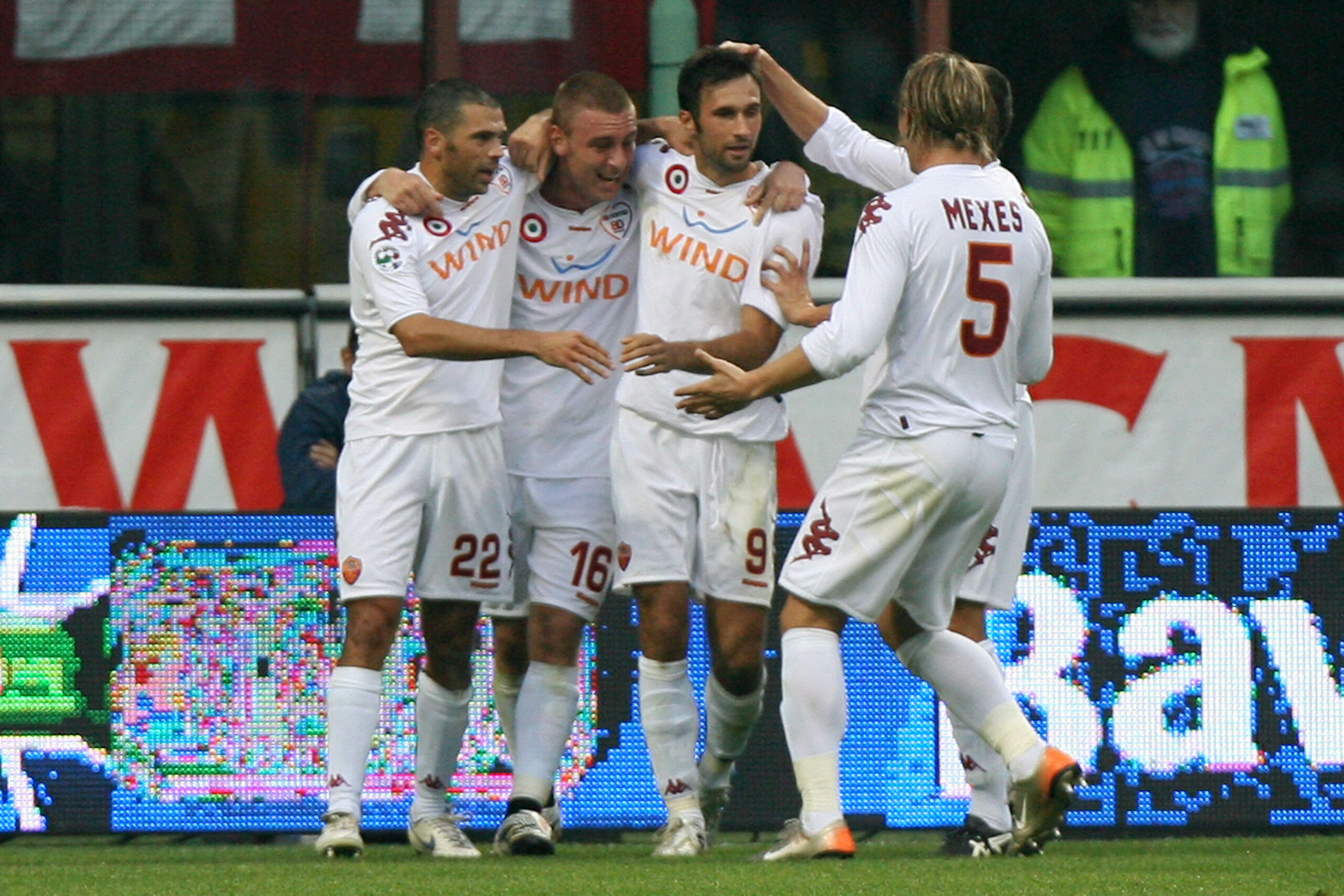 La Roma festeggia Vucinic, il messaggio sui social: “Nato per segnare, buon compleanno Mirko”