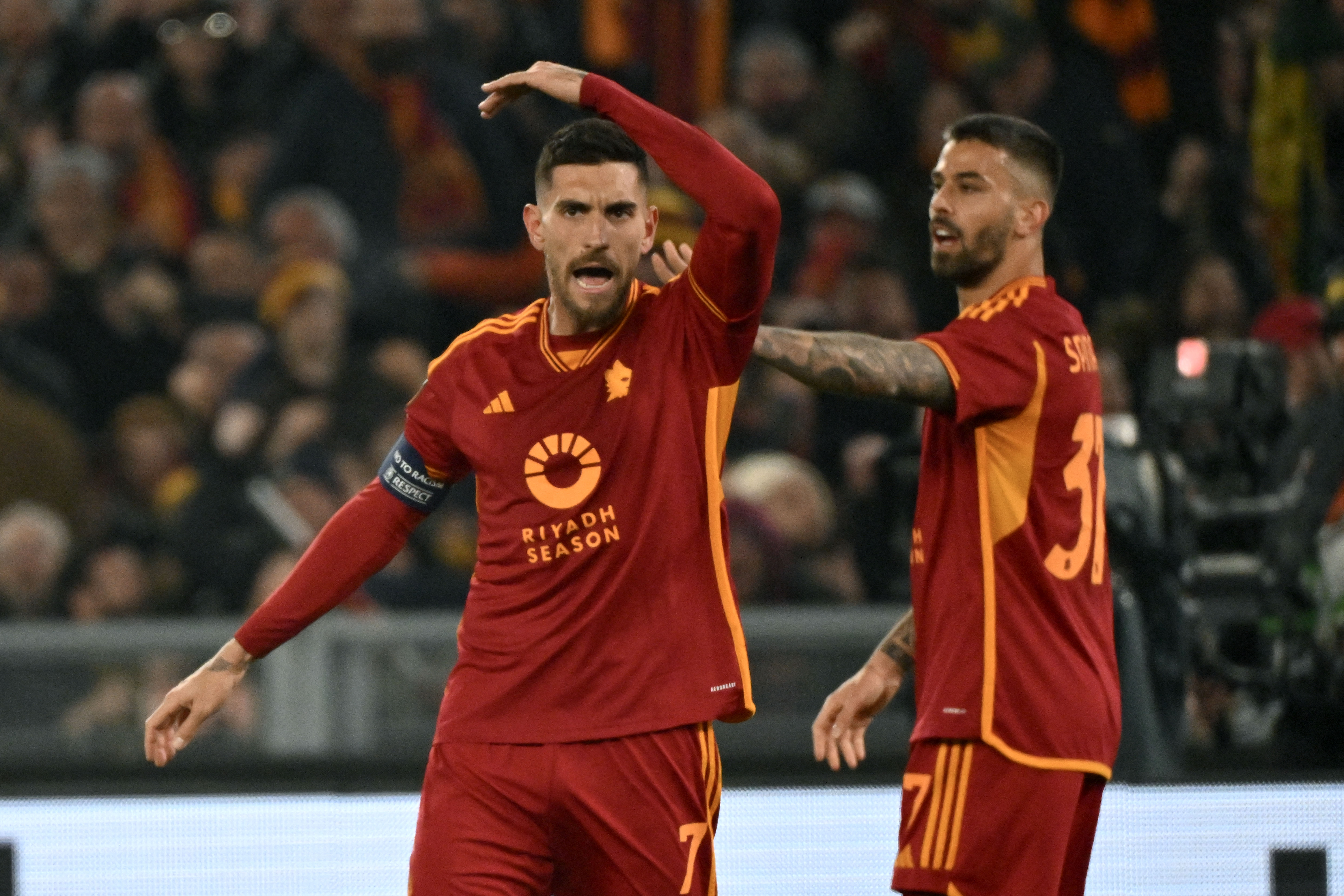 La Roma risponde al Feyenoord: “E pure st’anno ci siamo visti” – FOTO