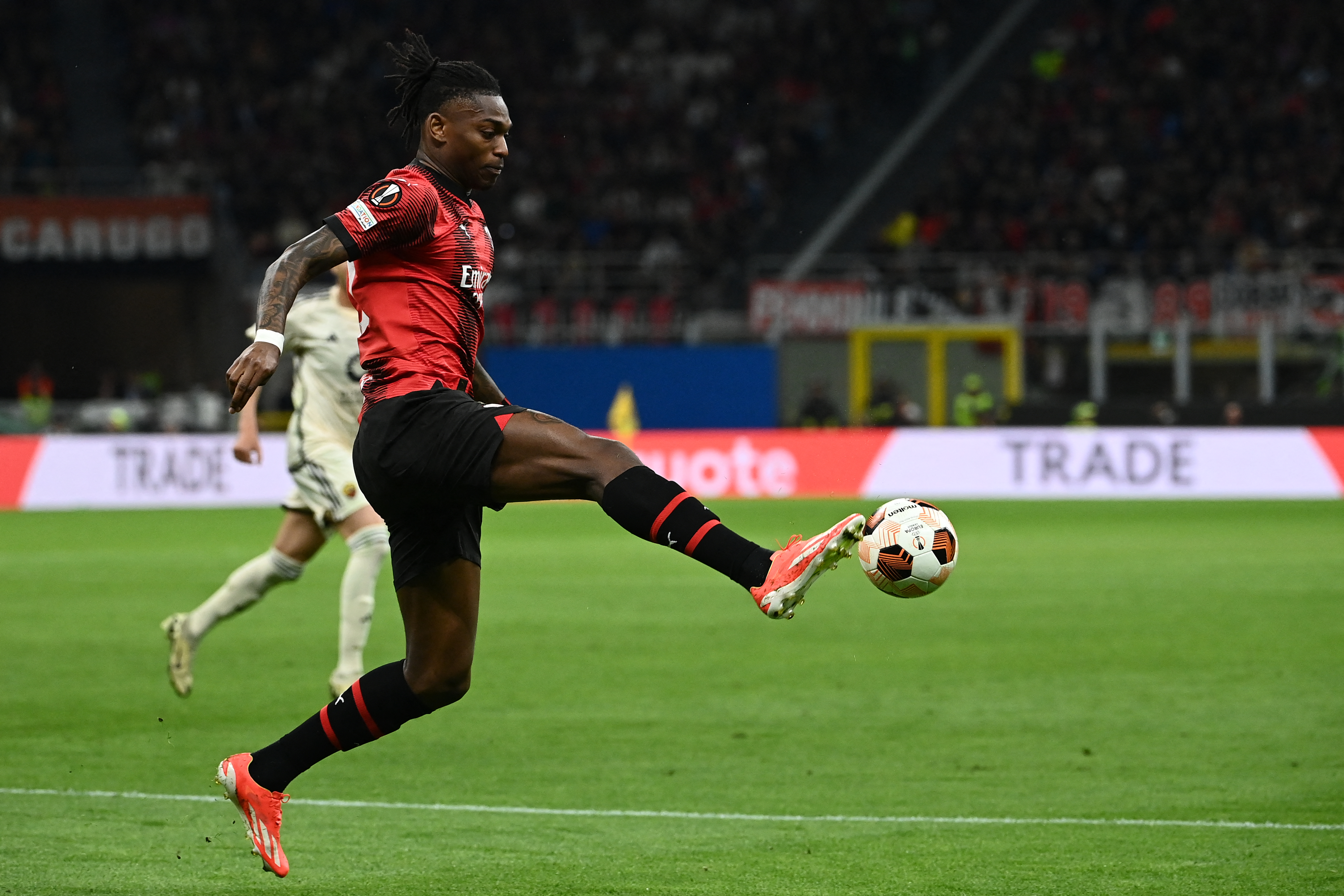 Milan, elongazione al flessore sinistro per Leao. Out contro la Roma