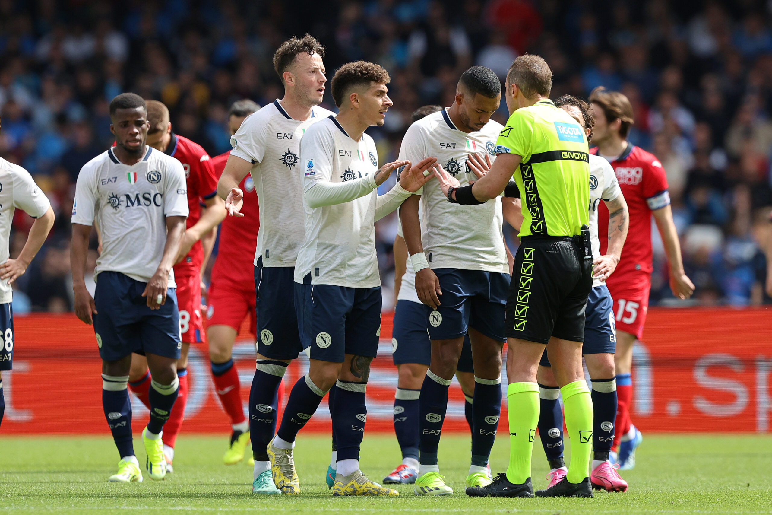 Serie A, Napoli-Frosinone 2-2: la doppietta di Cheddira frena i partenopei