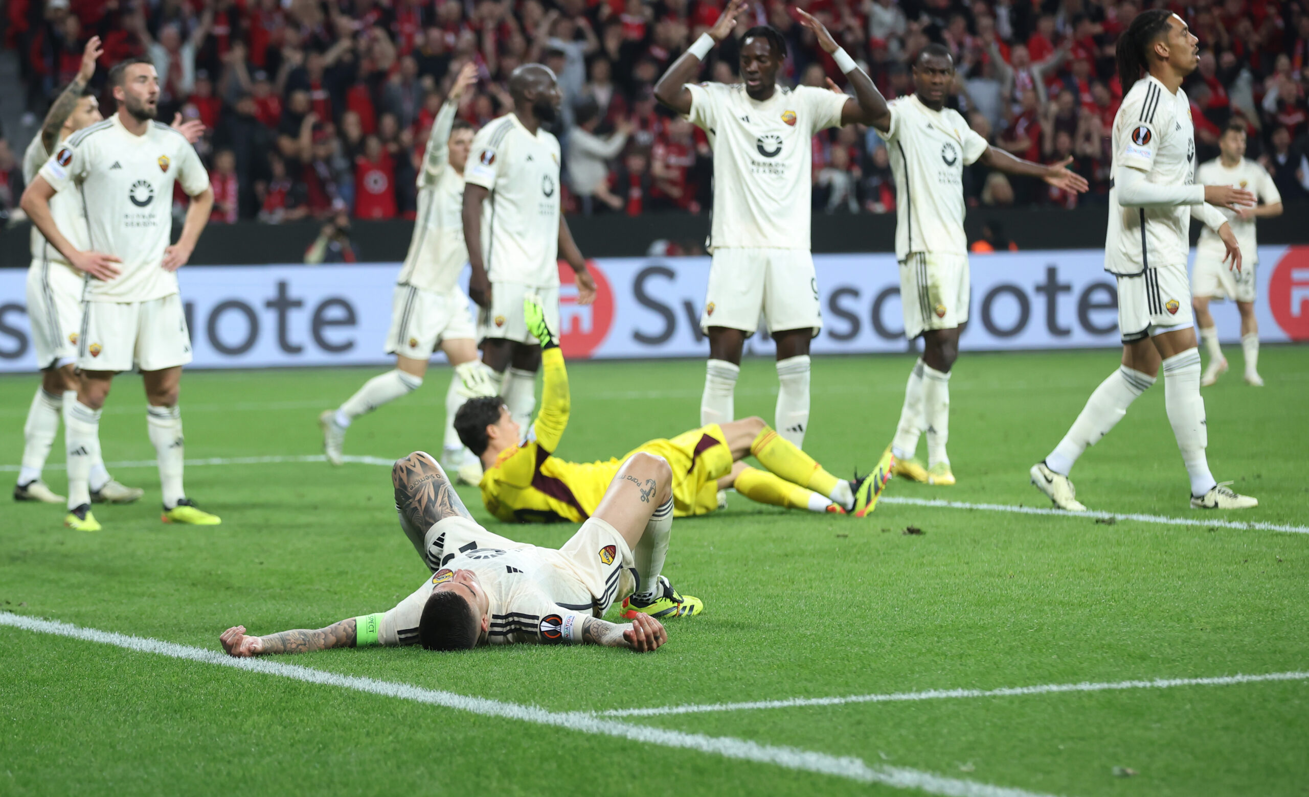 Bayer Leverkusen-Roma 2-2: il doppio vantaggio di Paredes illude, poi l’autogol di Mancini e Stanisic