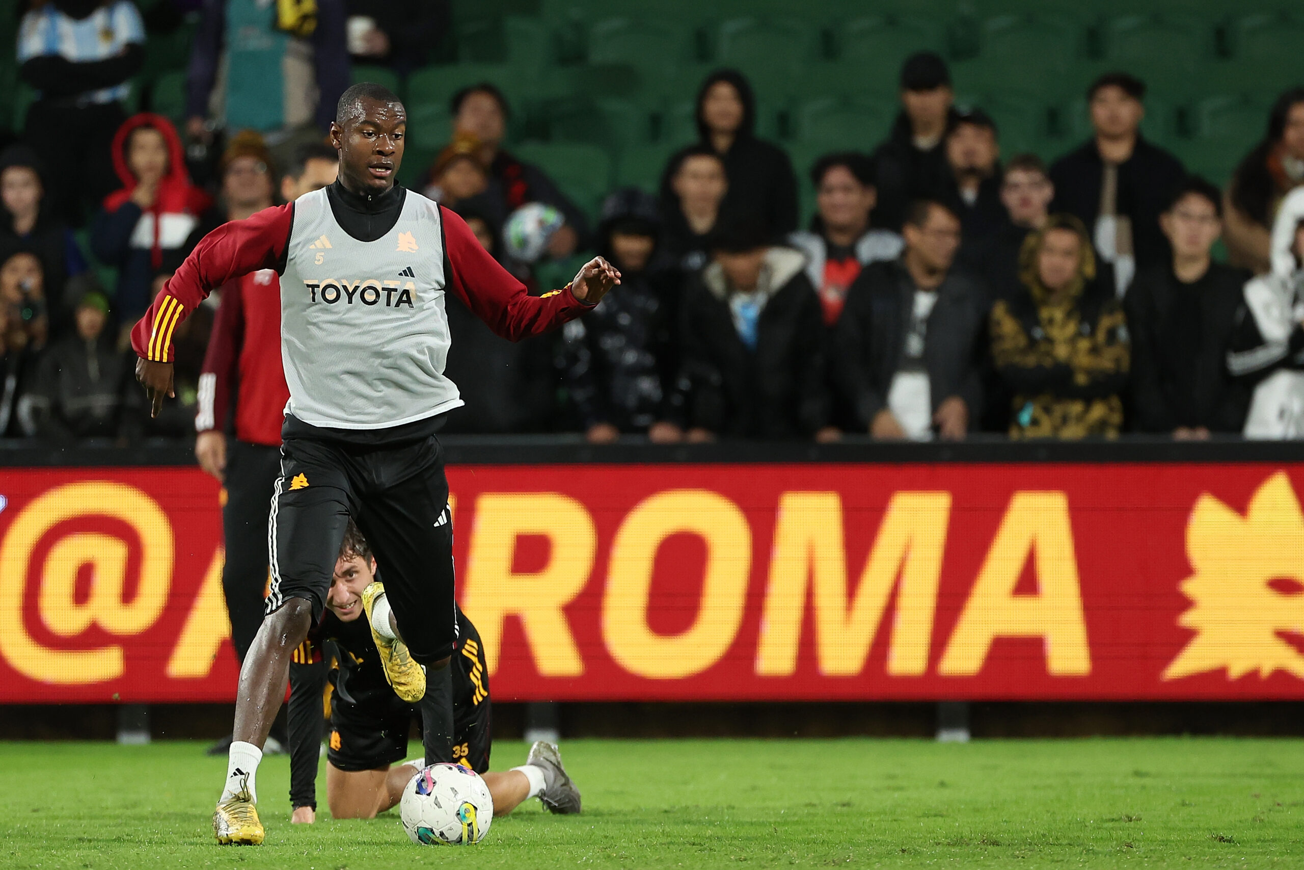 Roma-Braga, N’dicka: “Abbiamo la squadra per fare bene in tutte le competizioni. Guardiamo avanti dopo il periodo nero”