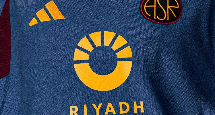 Roma, indiscrezioni sulla terza maglia: torna il blu e il logo ASR – FOTO