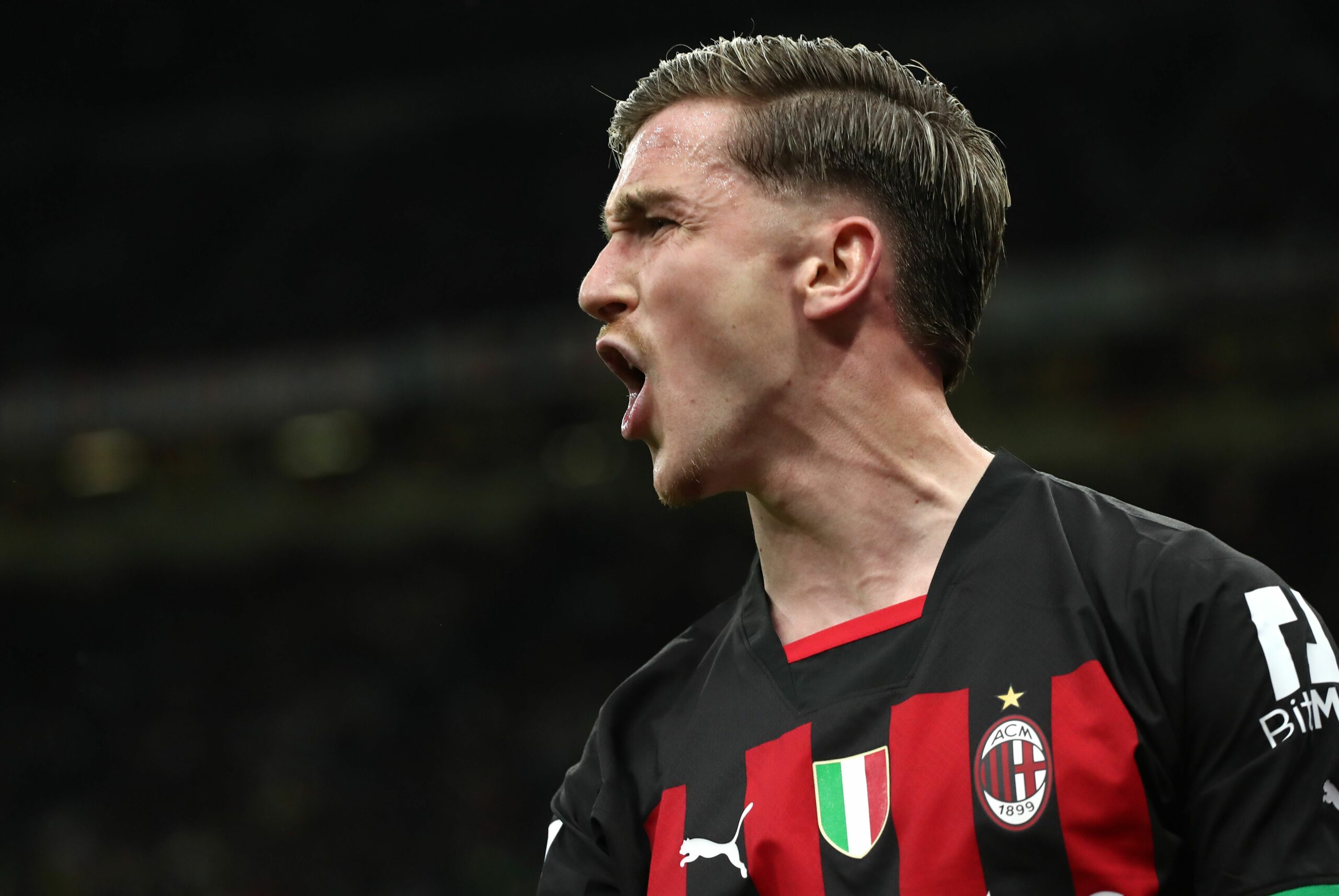 Saelemaekers va di corsa sulla sinistra